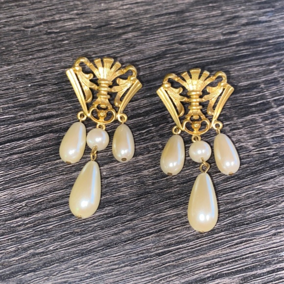 Vintage AVON Royal Crest Dangle Pierced Earrings Faux Teardrop Pearl Gold Tone - Picture 7 of 9